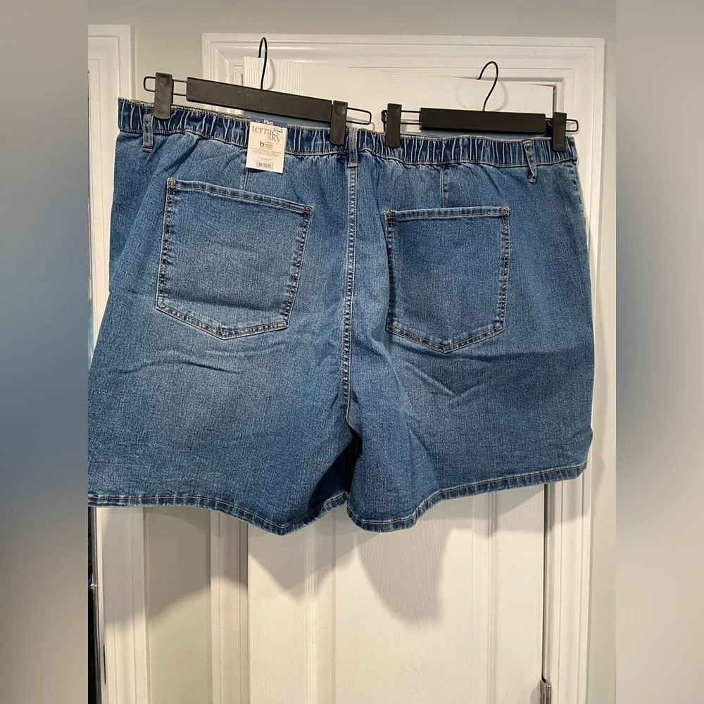 NWT Terra & Sky Size 4X Elastic Back Zip Up Split Hem Med Wash Denim Jean Shorts